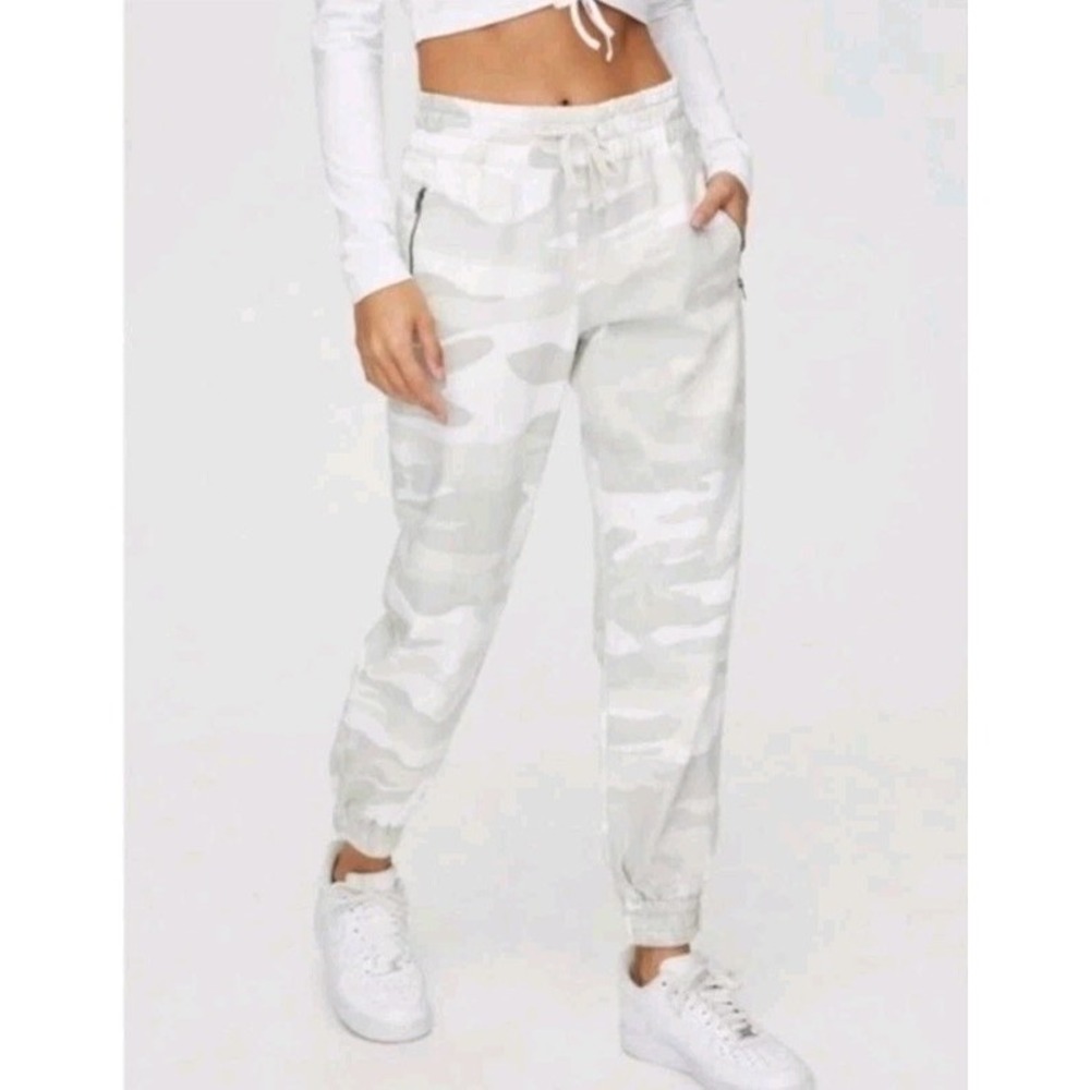 Aritzia TNA Camo Joggers Cotton Elastic Waist Zip Pockets Size Medium Womens